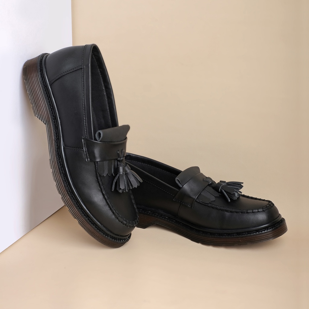 GATES BLACK SOLID ORIGINAL x KENZIOS Sepatu Loafers Hitam Kulit Sapi Asli Pria Slip On Simple Casual Semi Formal Kerja Kantor Slop Jalan Santai Hangout Pesta Kondangan Kuliah Selop Resmi Kantoran Genuine Leather Penny Loafer Kenzio Footwear Keren Terbaru