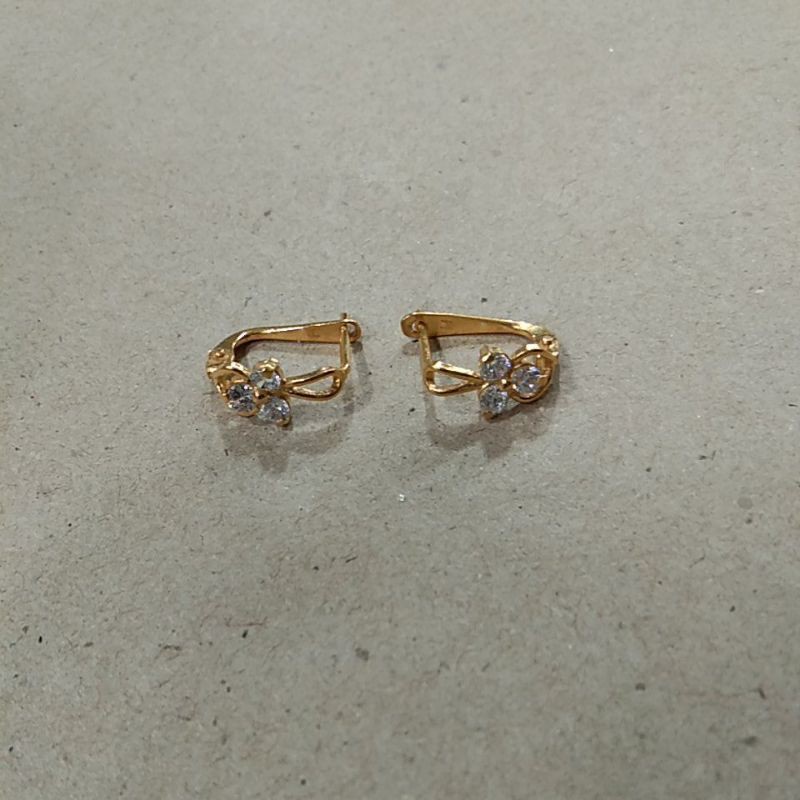 anting jepit mata putih 3 segram emas muda