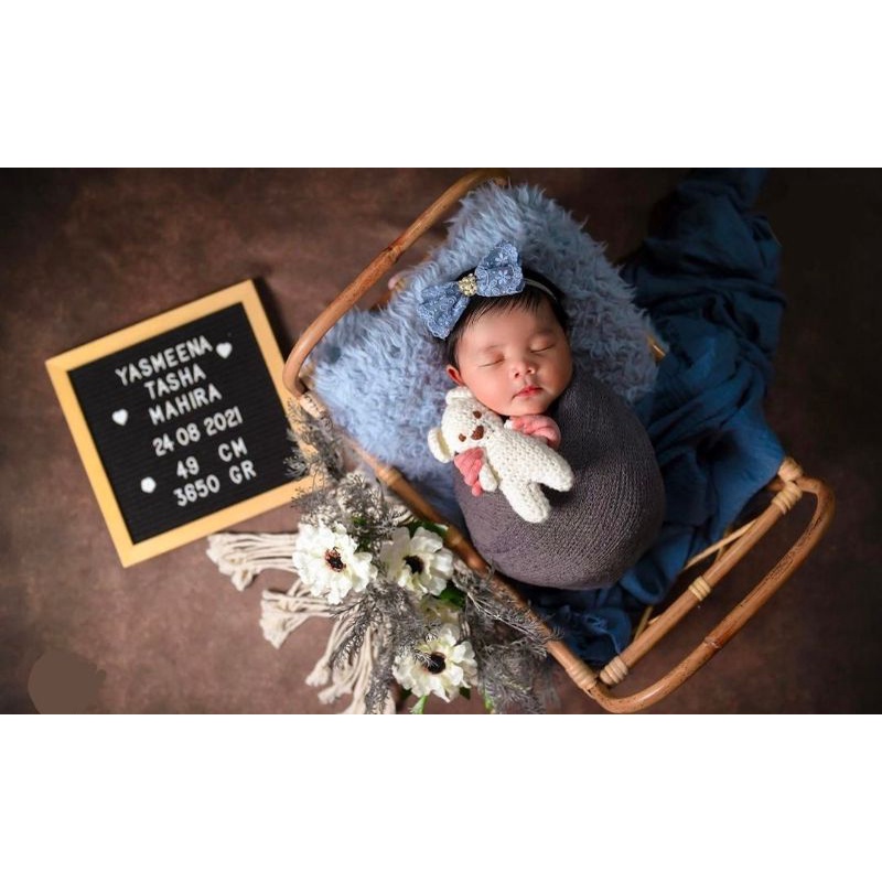 Jasa Edit Foto Studio Bayi Baru Lahir New Born untuk bayi Perempuan plus papan nama.