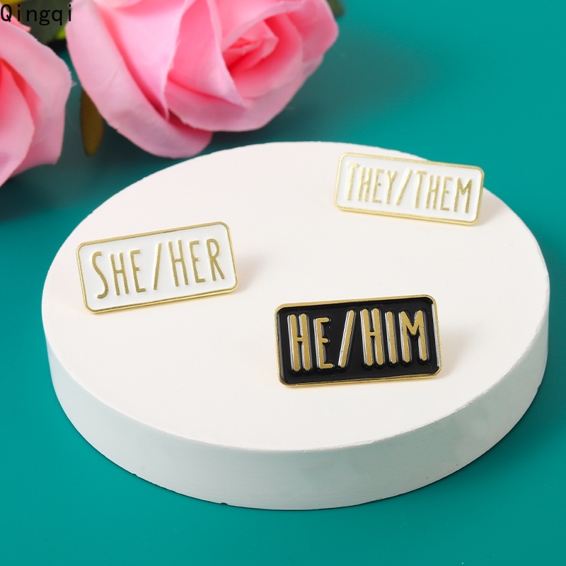 Bros Pin Enamel Desain SHE / HER Warna Hitam Putih Untuk Hadiah Teman