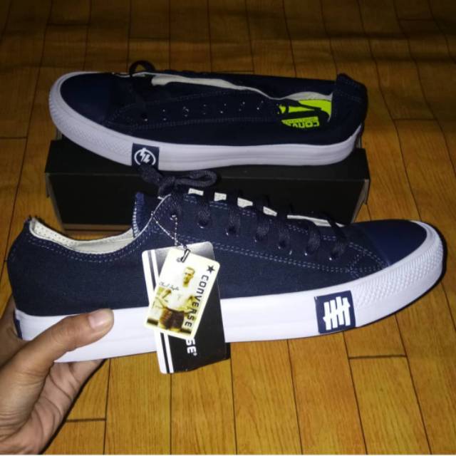 Sepatu konverse petir