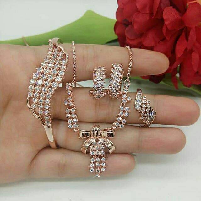 Set perhiasan duplikat berlian