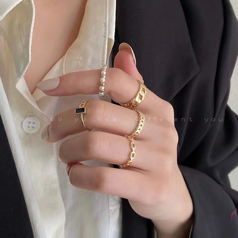 YEEZII 5pcs / Set Cincin Model Rantai Twist Hias Mutiara Hitam Gaya Retro Untuk Wanita