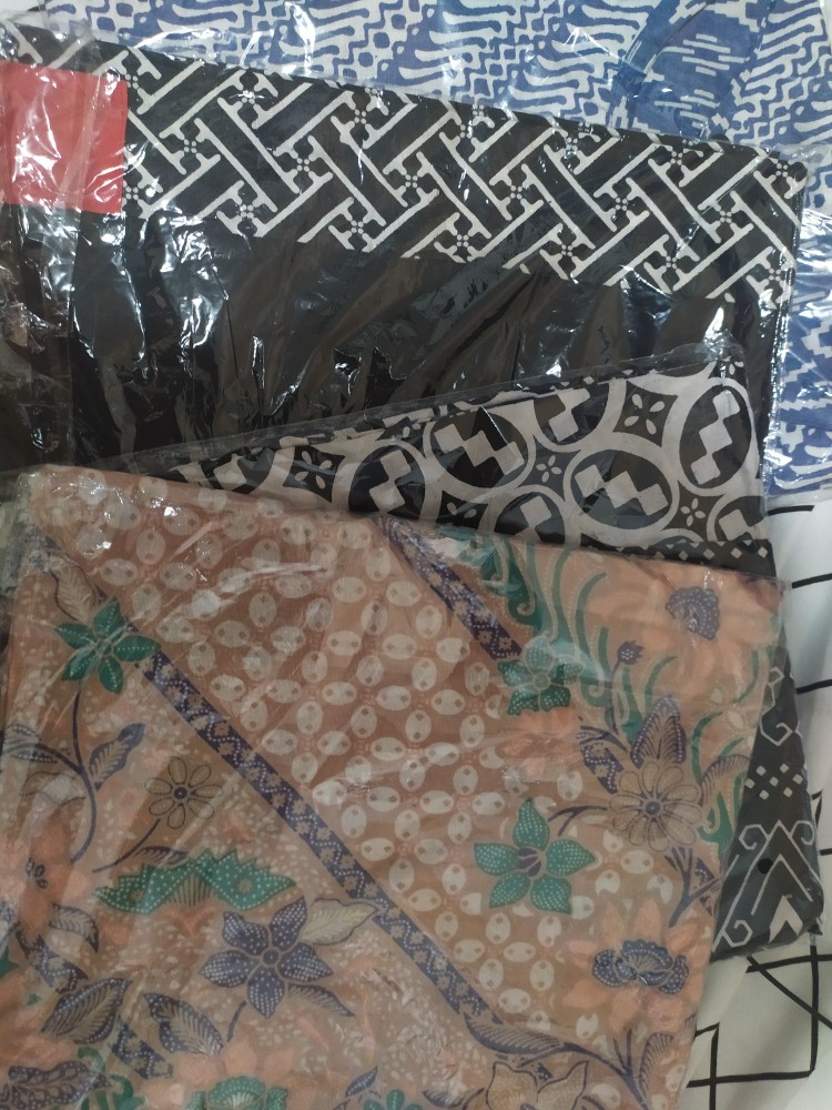Blus Ardilla Baju Batik Monokrom Wanita Kerja Kantor Elegan Kekinian