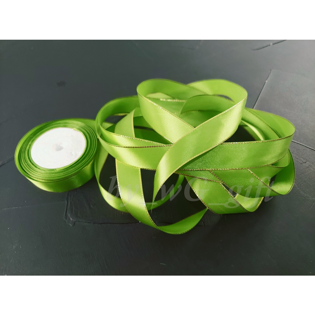 

Pita Satin Hijau Muda List Emas; Lebar 2.5 cm; Panjang 25 yard