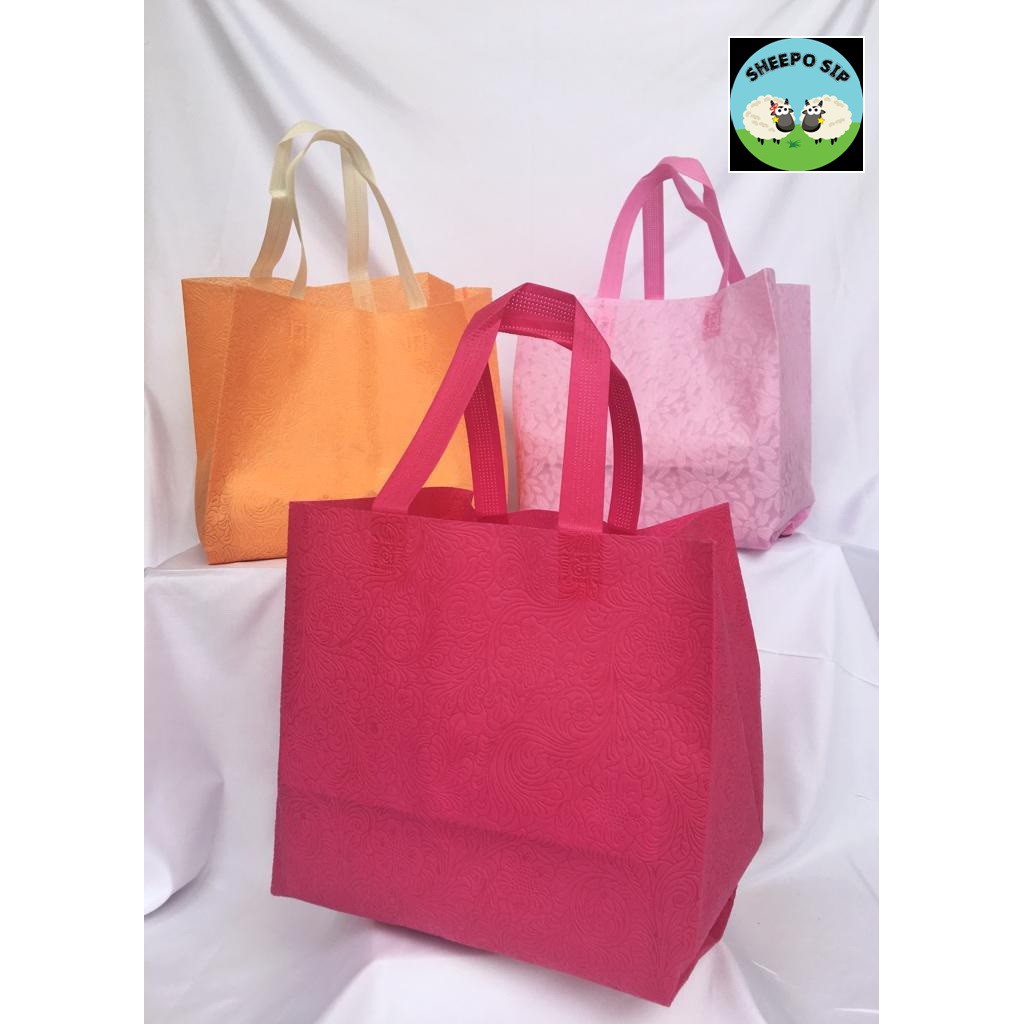 

TAS SPUNBOND SURABAYA TAS HAJATAN TASYAKURAN TAS HAMPERS EMBOS TAS KOTAK NASI / KOTAK KUE 24x24 KUAT
