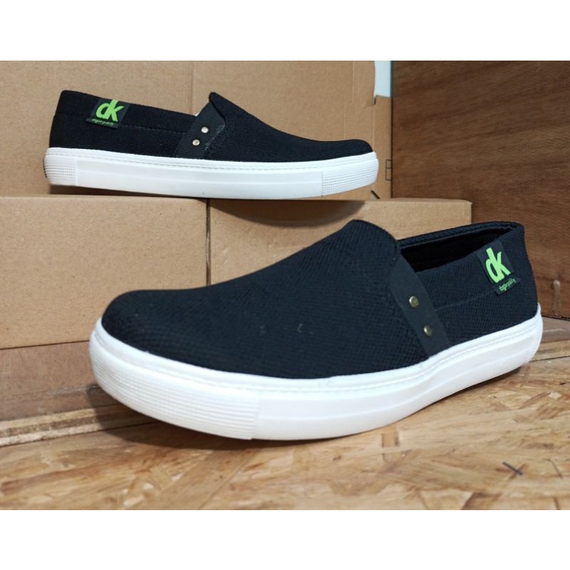 sepatu slip-on pria kasual terbaru