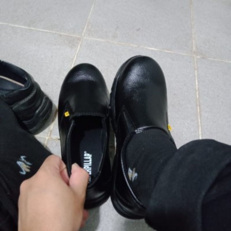 sepatu safetu slip on ujung besi/sepatu septy pria kerja palangan dan koki