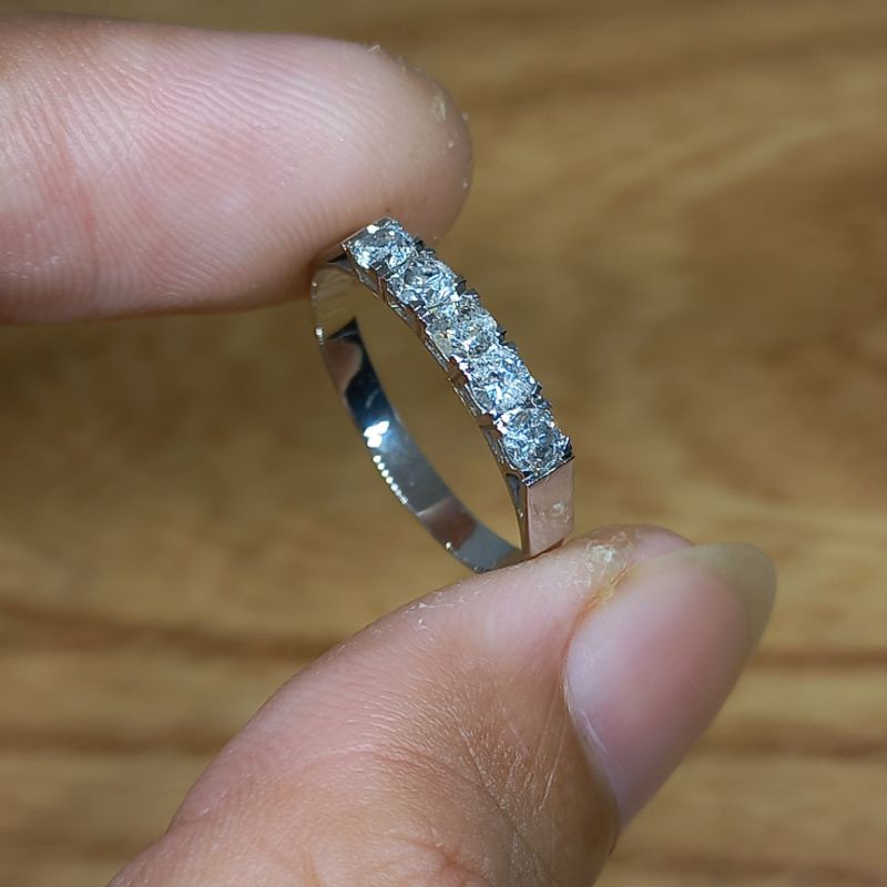 Cincin Wanita Emas Putih kadar 700 Listring Berlian 0,50 ct