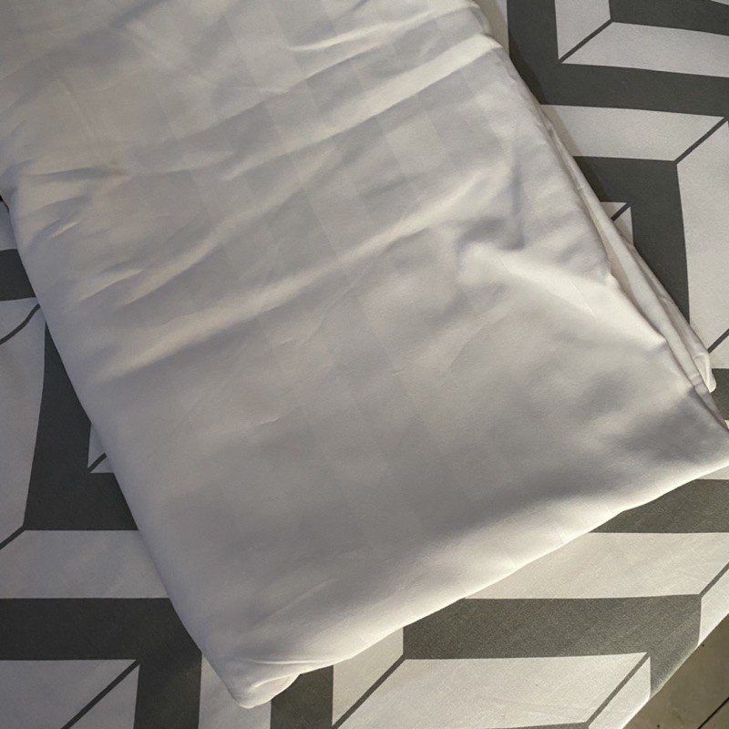 Duvet Cover Motif Garis Polos dan Kotak Putih ex Hotel