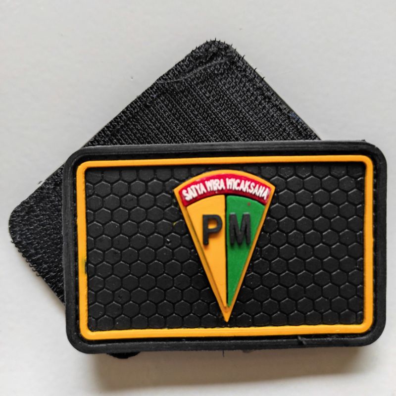 patch rubber logo PM polisi militer kotak dasar hitam/rubber patch polisi militer/tempelan emblem karet velcro