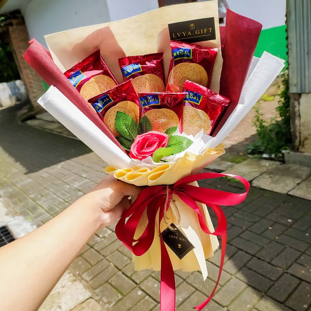 (SNACK 0044) Buket snack medium regal + bunga artificial | Buket regal | Buket snack | Buket bunga | Buket snack dan bunga | Buket snack wisuda | Buket snack ulang tahun | Buket anniversary | Buket hari guru | Buket hari ibu | hadiah wisuda | ulang tahun