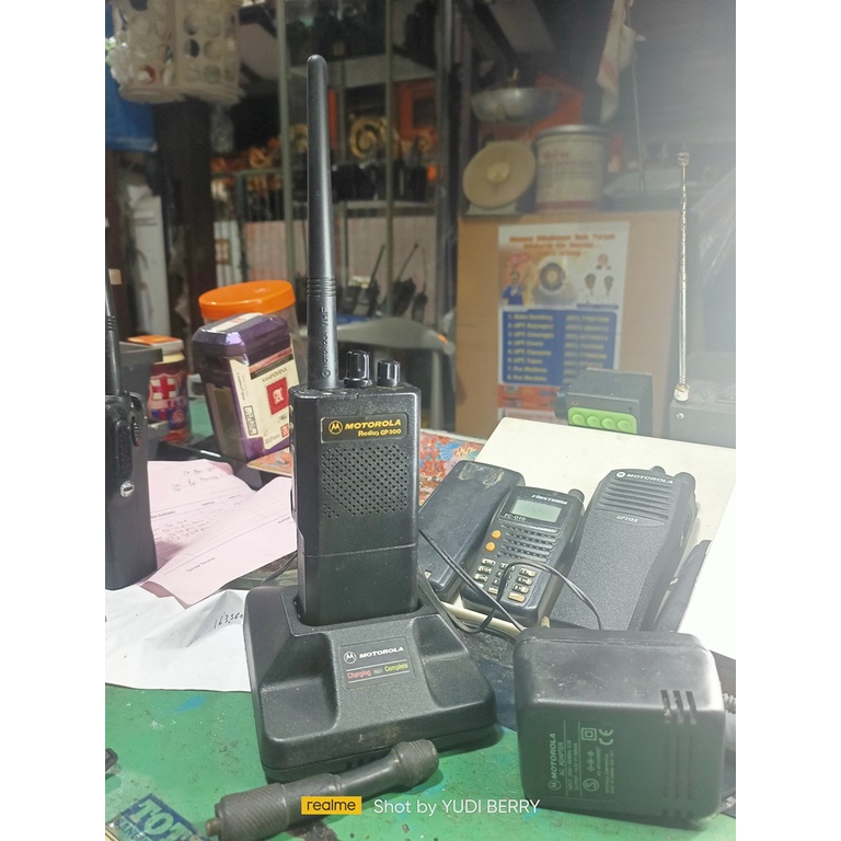 HT MOTOROLA GP300 TINGGAL PAKAI FREKUENSI VHF BATERAI BARU LENGKAP DAN NORMAL