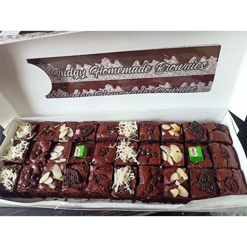 

Browkat, Brownies Coklat Sekat Panggang Oleh-oleh khas Bandung, Hampers Brownies, Brownies Fudgy