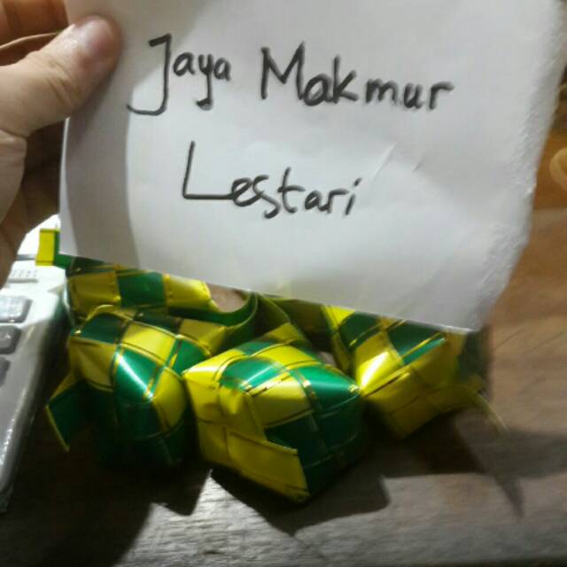 

Ketupat ukuran besar lebaran idul fitri hijau kuning