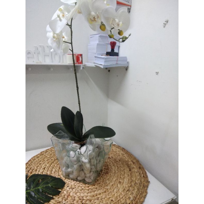 bejana vas bunga anggrek bahan kaca bentuk abstrak dari kerajinan kaca tiup bali