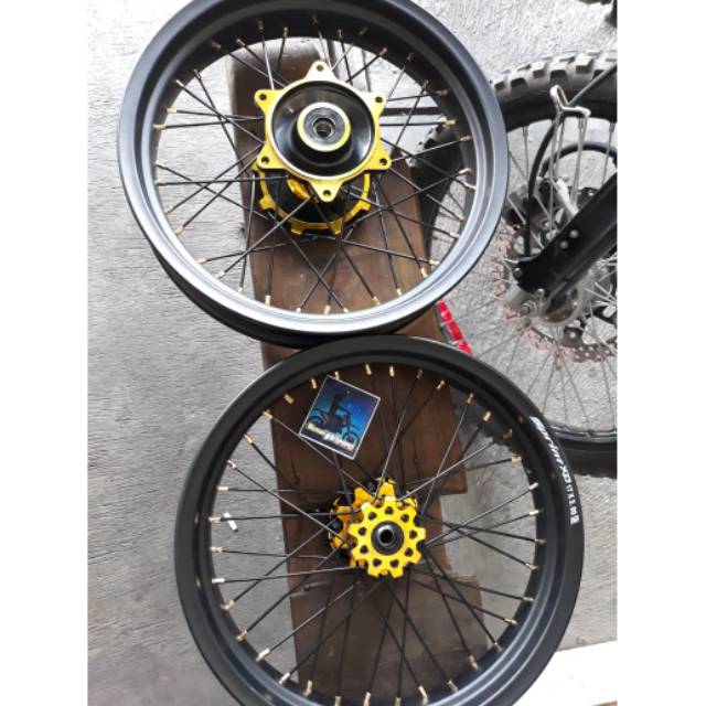 wheelset supermoto crf150L tanpa ban velg ukur 250/300 ring 17 Tromol Scarlet