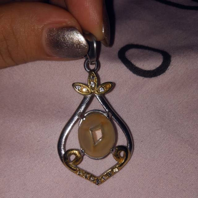 Liontin batu combong