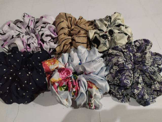 1 KG MUAT 25 PCS // SCRUNCHIE / KUCIR RAMBUT / Cepol Rambut) penambah volume hijab bahan Random