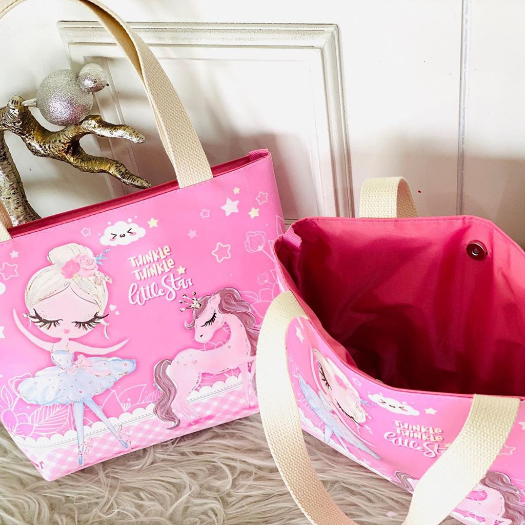 

Tote Bag Ulang Tahun Anak Custom Goodie Bag Ulang Tahun Anak PREMIUM Hampers Tas Snack Ultah EMILY Kancing Magnet