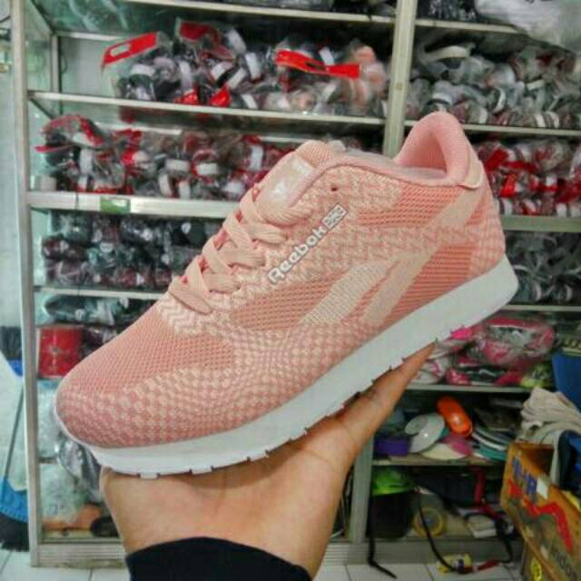 SEPATU OLAHRAGA WANITA REEBOK