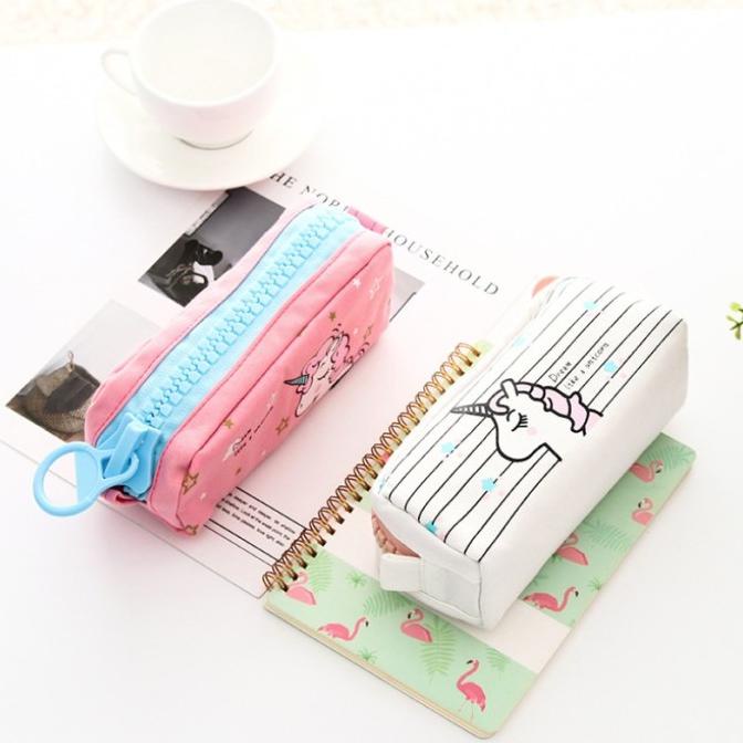 

BUKU & ALAT TULIS PERLENGKAPAN SEKOLAH & KANTOR TEMPAT PENSIL KOTAK