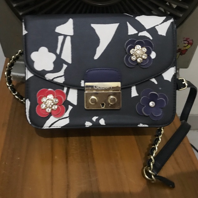 Tas Gosh black flower