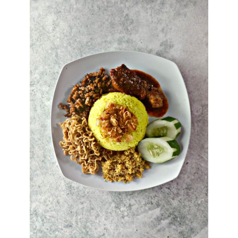 

Nasi kuning ayam bumbu merah