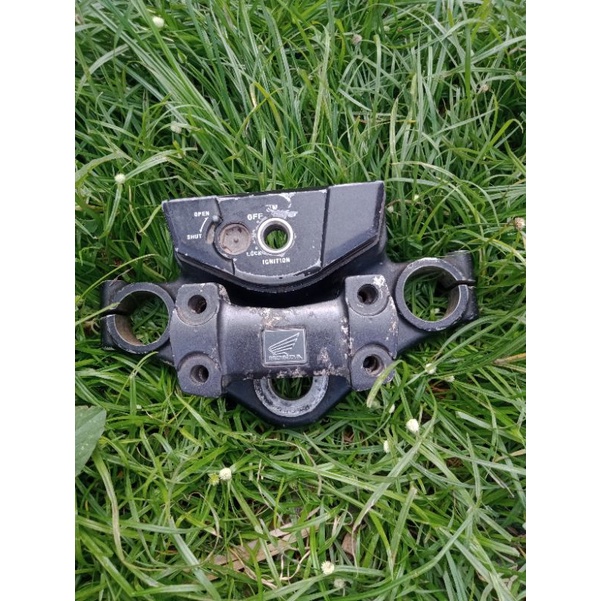 T segitiga atas Honda New Megapro Mono Shock original