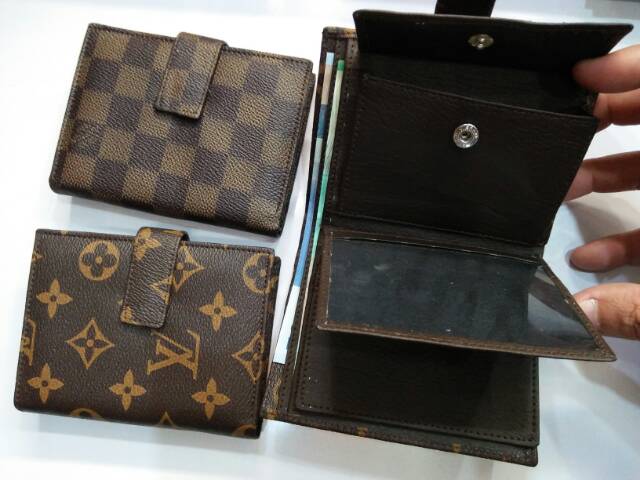 Dompet kancing pendek