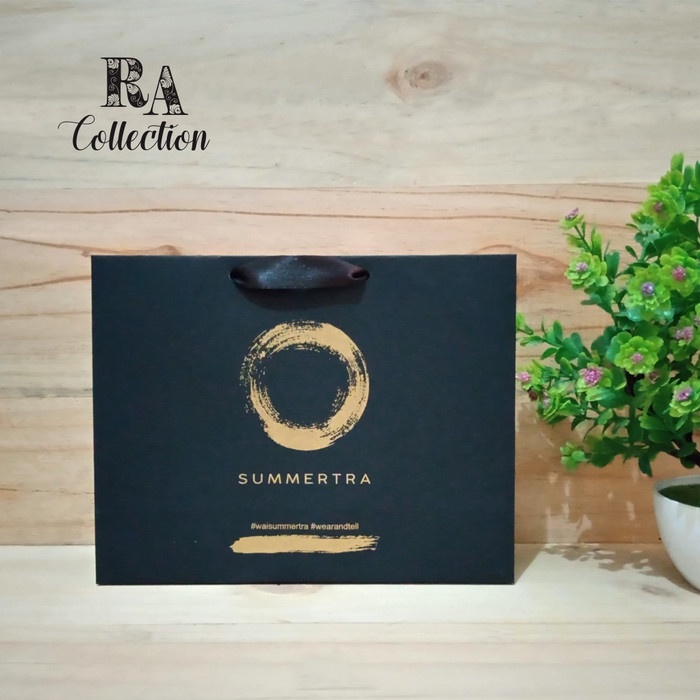 

NEW Paper Bag Hitam Landscape Ukuran 25cm x 9cm x 20cm Plus Sablon Custom - Hitam