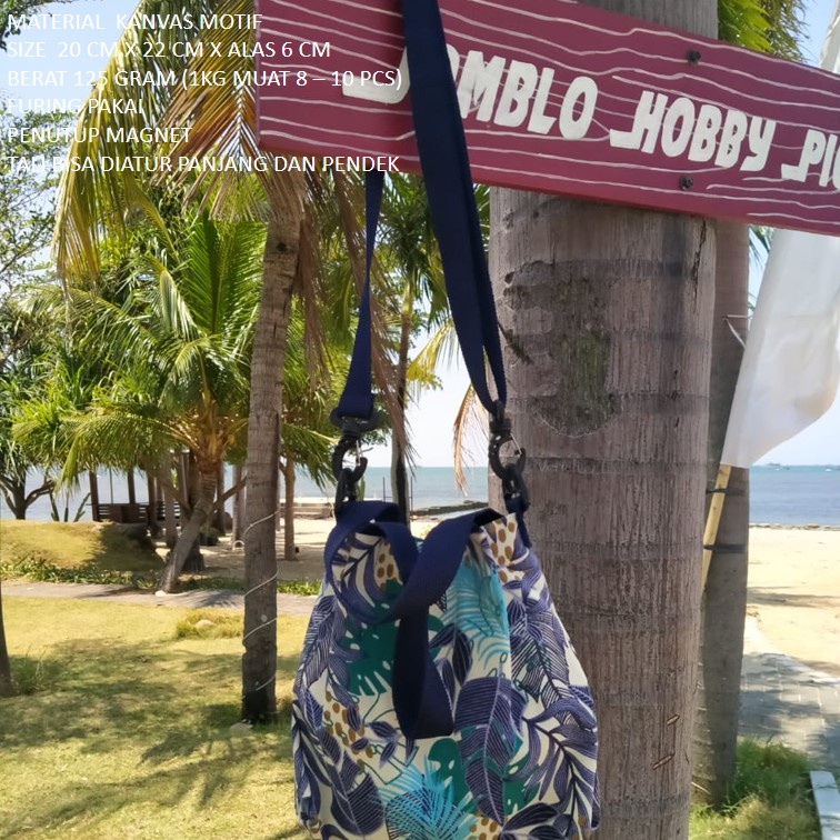 TAS SELEMPANG WANITA KANVAS MOTIF FLORAL BIRU. TAS KANVAS TAS WANITA TAS SOUVENIR JOGJA. RIENS COLLECTIONS