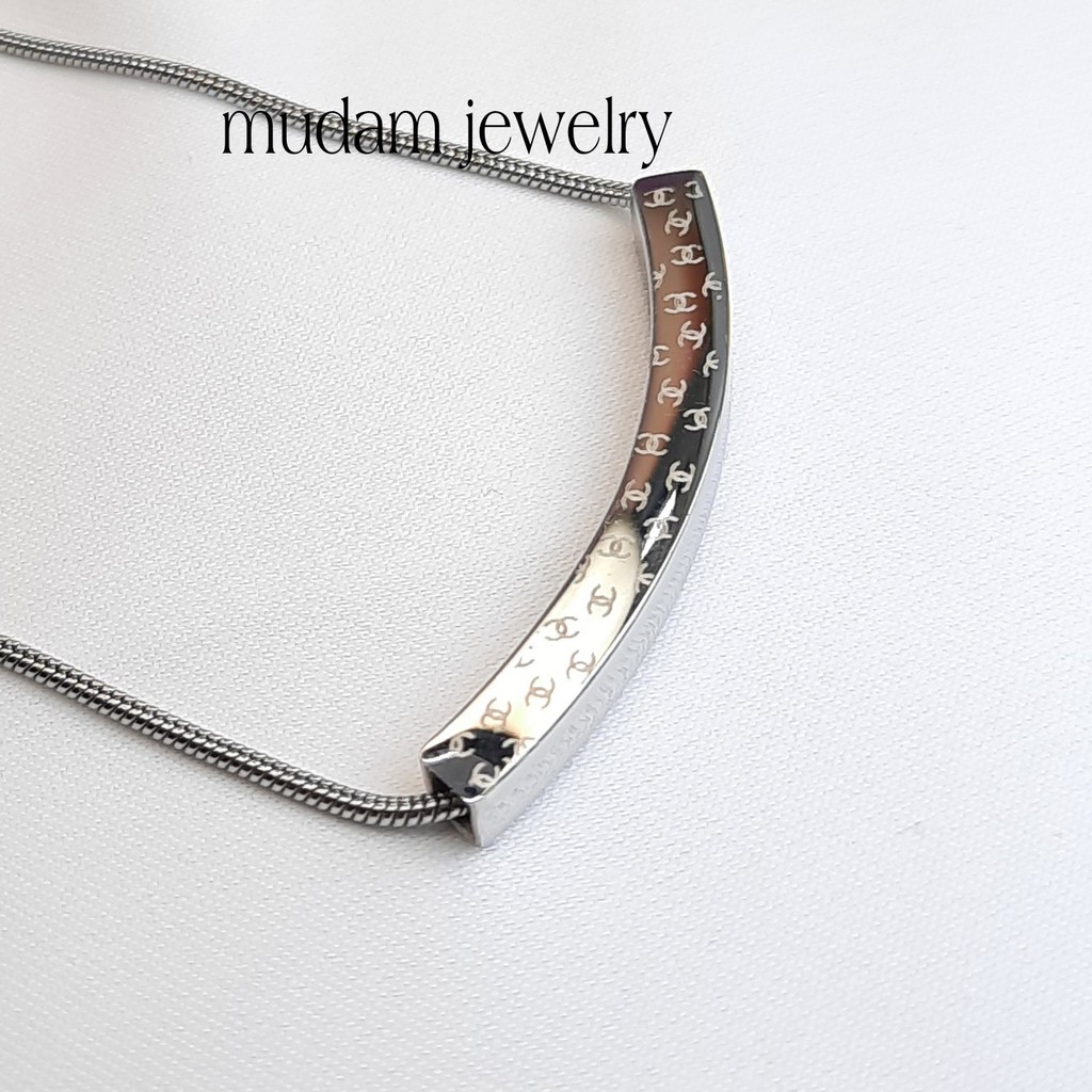 Kalung Titanium Smile L* dan Chnl Model Simple dan Elegan Tersedia Warna Rose Gold dan gold