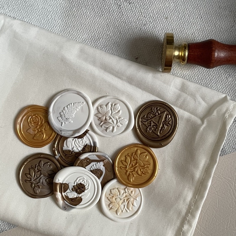

WAX SEAL / WAX COIN / WAX STAMP AKSESORIS WEDDING INVITATION UNDANGAN PERNIKAHAN WAX SEALED STAMP