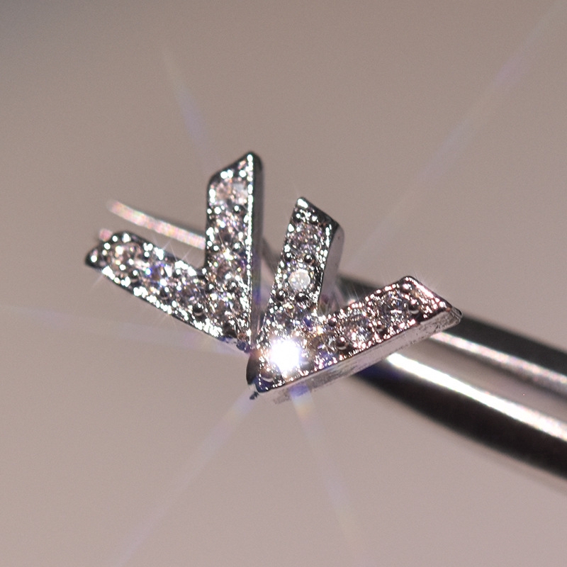 Kreatif Temperamen Pribadi Berlian Huruf V-Berbentuk Anting-Anting