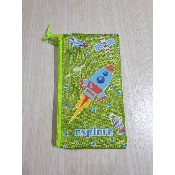 

Kotak Pensil Size Kecil Bahan Kain Dengan Print Dan Glitter