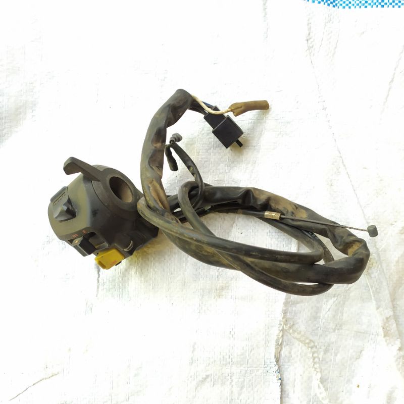 Holder Saklar Kiri Tiger Revo Tiger 2000 Megapro original