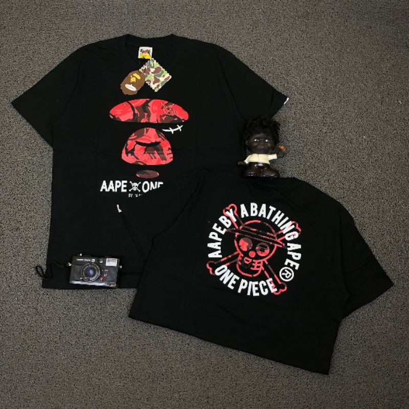 KAOS AAPE BY BAPE X ONE PIECE RED CAMO FACE BLACK PRINTED MIDDLE TEES