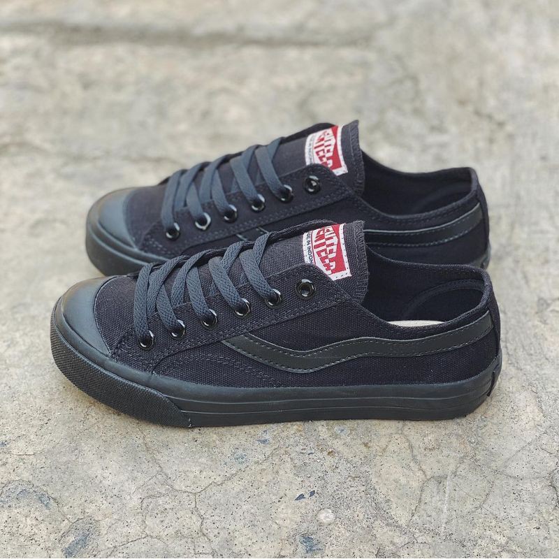 Ventela Public All Black Low
