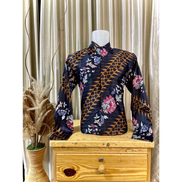 KEMEJA BATIK PRIA LENGAN PANJANG/KEMEJA BATIK SERAGAM PESTA/KEMEJA SERAGAM COUPLE/KEMEJA BATIK SERAGAM KONDANGAN/KEMEJA BATIK MURAH MERIAH/KEMEJA BATIK MEWAH SEKALI/BATIK PRIA/KEMEJA PRIA LENGAN PANJANG/KEMEJA BATIK PRIA/KEMEJA LENGAN PANJANG