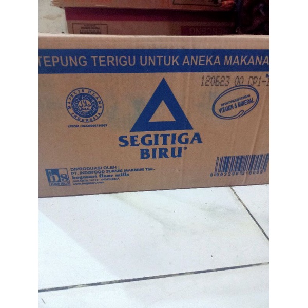 

Terigu segitiga biru 1 dus isi 12