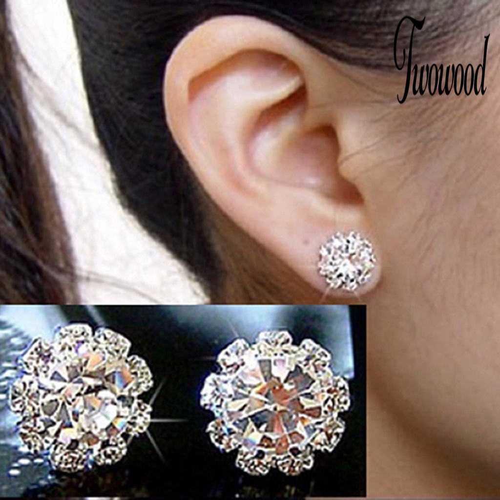 1 Pasang Anting Stud Bentuk Bunga Aksen Berlian Imitasi Bahan Alloy Untuk Wanita