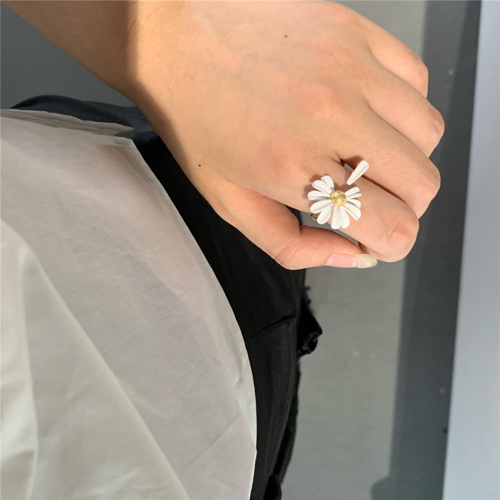 Anting Dan Kalung Desain Daisy Asimetris