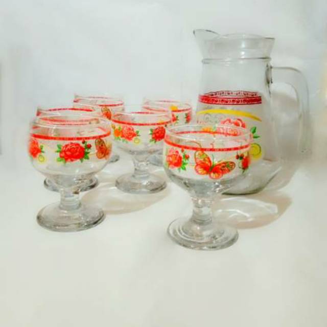 Drink set solera terdiri dari 1 teko + tutupnya dan 6 gelas kaki