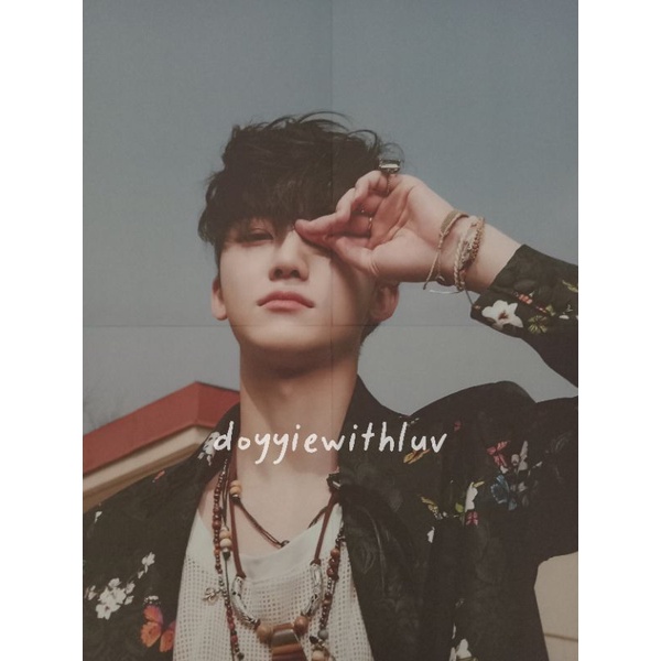 folded poster jaemin chilling