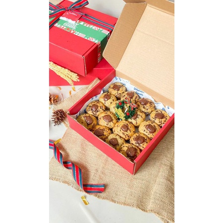 

HAMPERS NATAL BANANA CHOCOLATE MUFFIN ISI 16