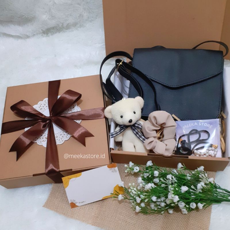 

Gift Box Hampers Kado Ulang Tahun Cewek Wanita Hadiah Pacar Wisuda Birthday