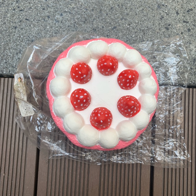Squishy Fun Strawberry Cake (preloved / second hand) -CEK KONDISI TERLEBIH DAHULU-