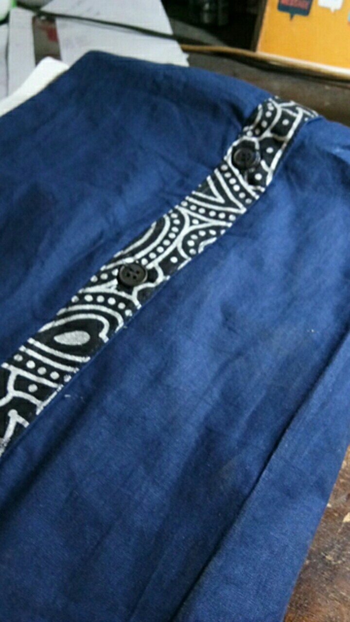 Kemeja Pria Modern Kombinasi Batik Perada Mete Putih