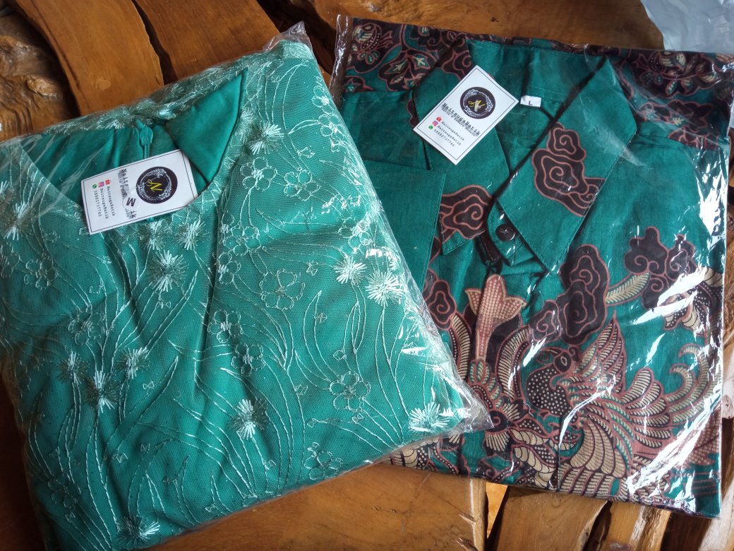 Batik Couple Kebaya Tunangan Set Pinguin Filya Merah Dan Hijau